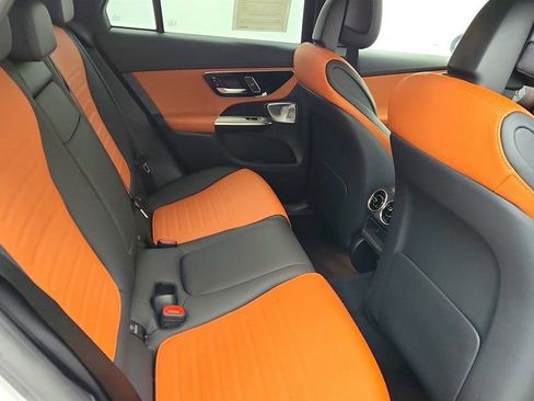 Used 2024 Mercedes-Benz GLC 300 4MATIC image 23