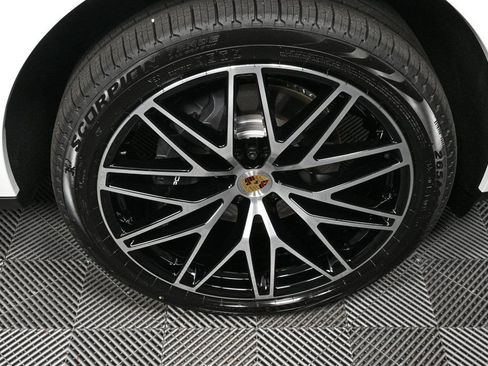 Certified 2026 Porsche Macan AWD/4WD image 39
