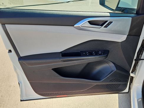 Certified 2025 Volkswagen Taos SE image 12