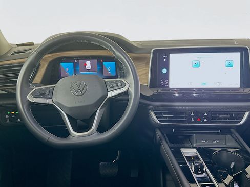 Used 2025 Volkswagen Atlas SE image 18