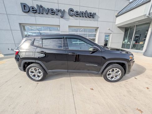 Used 2024 Jeep Compass Sport image 3