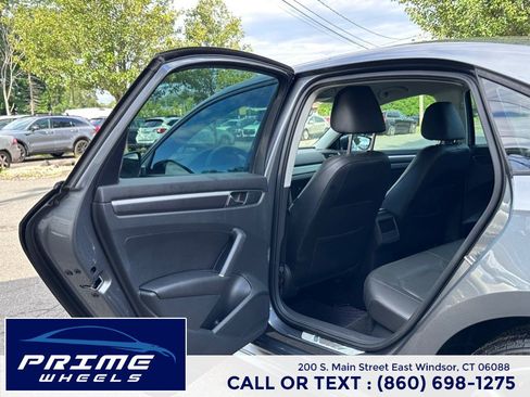 Used 2018 Volkswagen Passat 2.0T R-Line FWD image 11