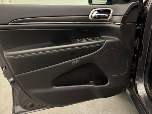 Used 2017 Jeep Grand Cherokee Limited w/ Luxury Group II image 4