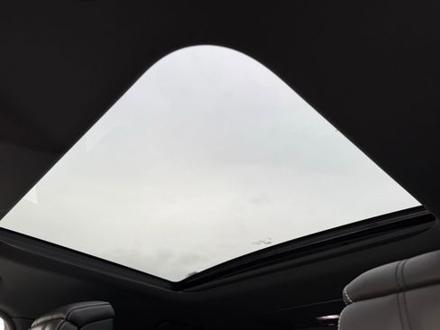 Used 2023 Land Rover Discovery Metropolitan Edition image 23