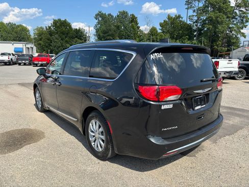 Used 2018 Chrysler Pacifica Touring-L FWD image 3
