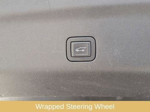 Used 2023 Chevrolet Suburban Premier image 16