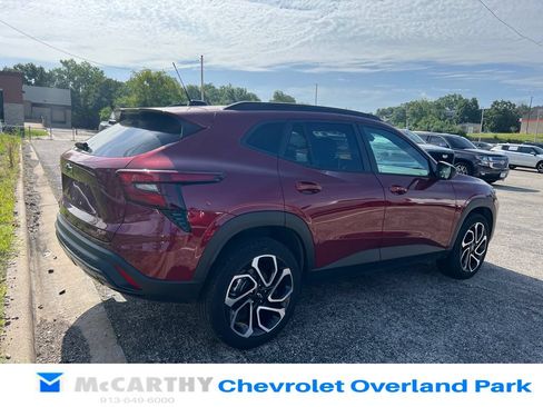 Used 2025 Chevrolet Trax RS w/ Driver Confidence Package FWD image 3