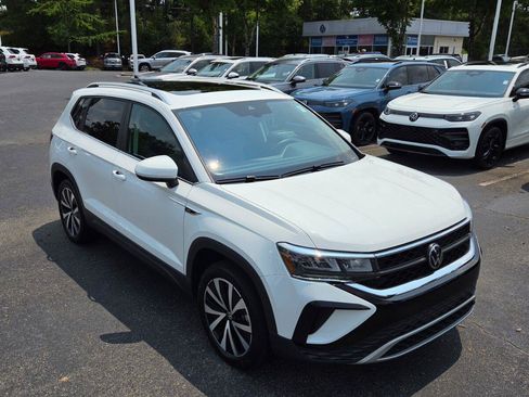 Certified 2022 Volkswagen Taos SE w/ Panoramic Sunroof Package AWD/4WD image 8
