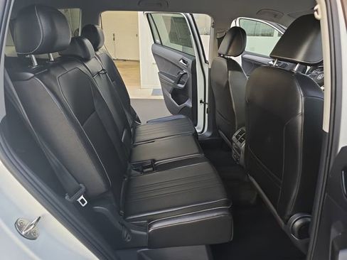 Used 2024 Volkswagen Tiguan SE image 17