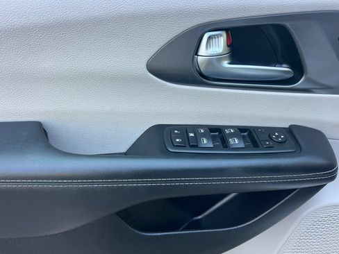 Used 2024 Chrysler Pacifica Touring-L FWD image 11