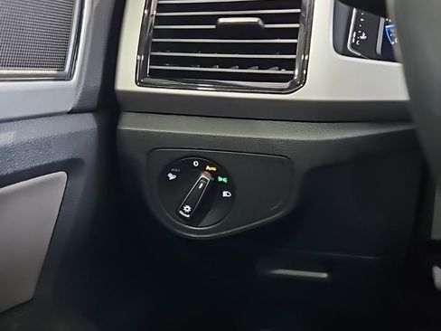 Used 2023 Volkswagen Atlas SE image 37