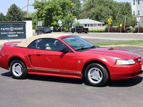 Used 1999 Ford Mustang Convertible RWD image 2