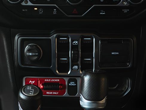 Used 2023 Jeep Gladiator Mojave w/ Cold Weather Group image 43