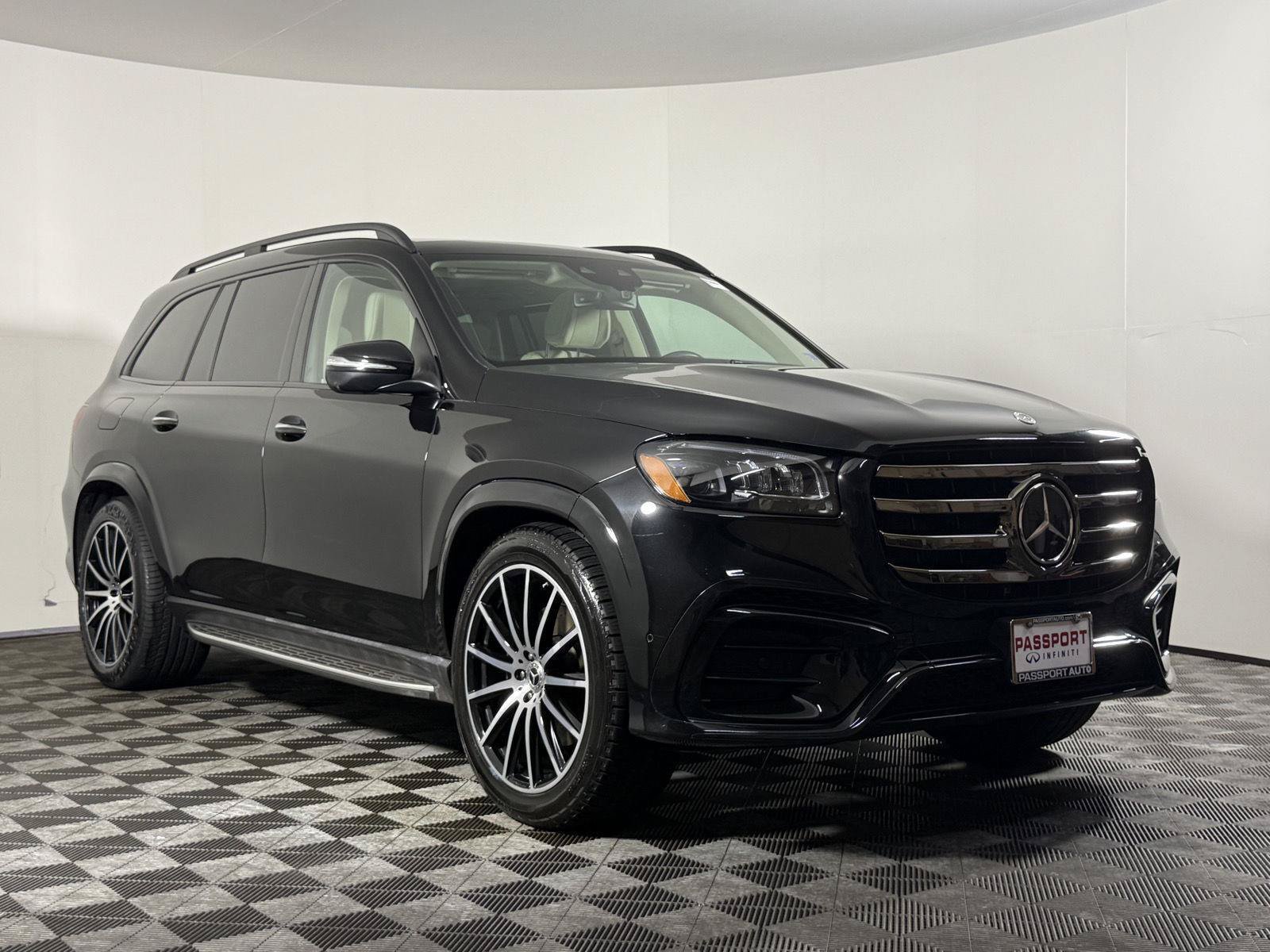Used 2024 Mercedes-Benz GLS 580 4MATIC image 3