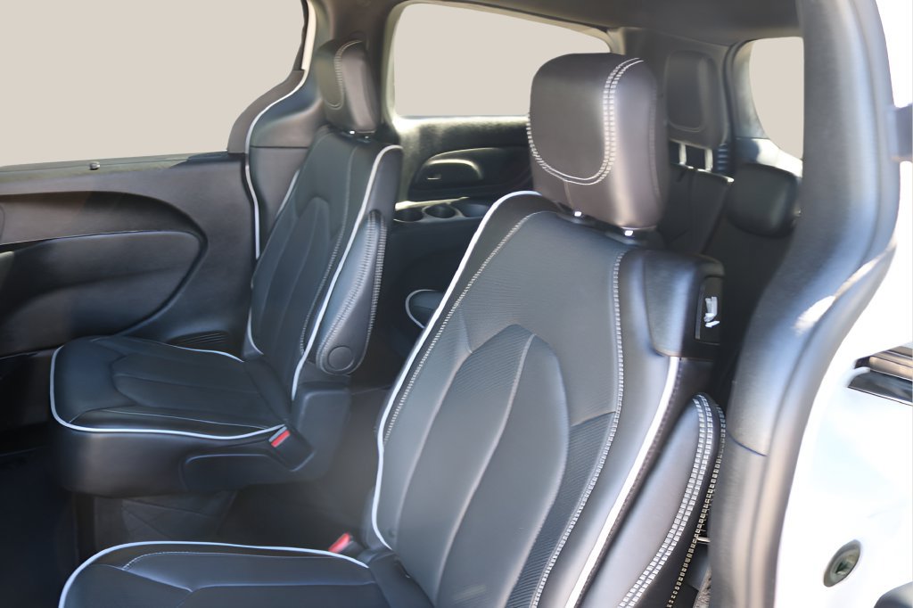 Used 2026 Chrysler Pacifica Limited FWD image 16