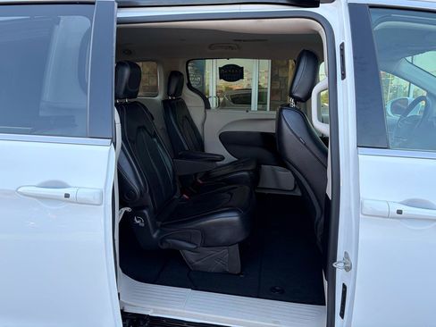 Used 2022 Chrysler Pacifica Touring-L FWD image 24