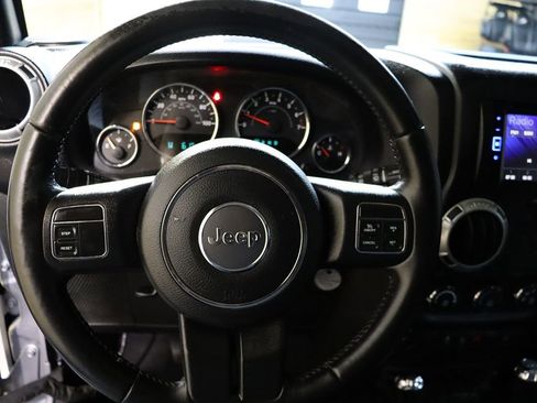 Used 2017 Jeep Wrangler Unlimited Sahara image 34