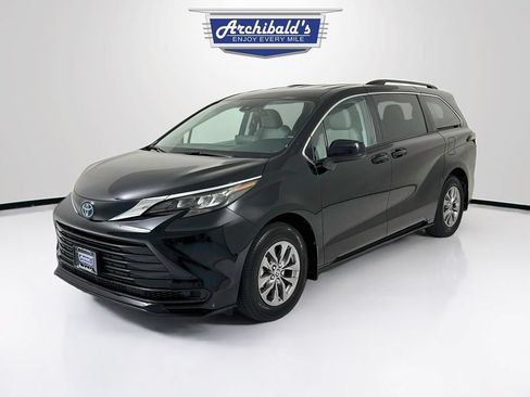 Used 2024 Toyota Sienna LE FWD image 3