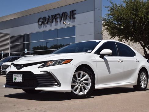 Used 2022 Toyota Camry LE FWD image 2