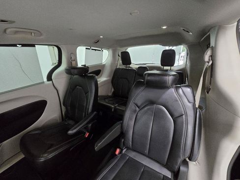 Used 2022 Chrysler Pacifica Touring-L FWD image 14