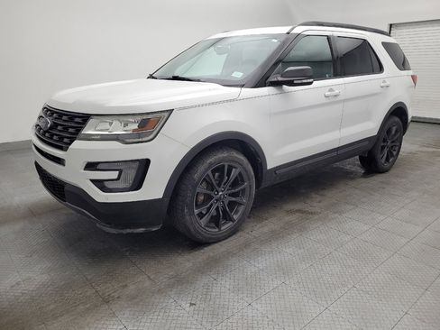 Used 2017 Ford Explorer XLT w/ Equipment Group 202A image 2