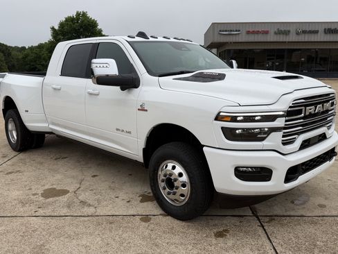 New 2026 RAM 3500 Laramie AWD/4WD image 15