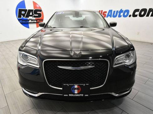 Used 2018 Chrysler 300 Touring L AWD/4WD image 8