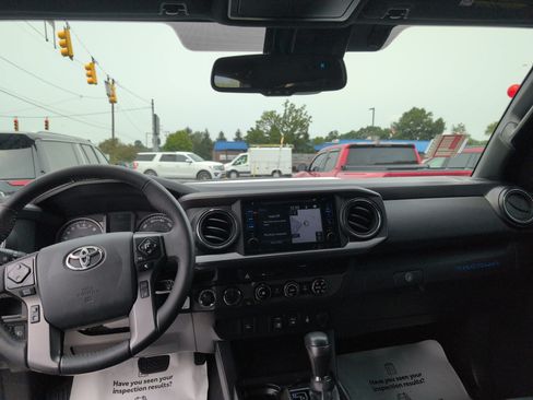 Used 2018 Toyota Tacoma TRD Sport AWD/4WD image 15