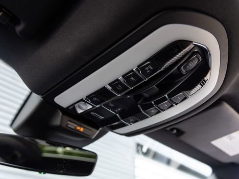 Certified 2025 Porsche Macan AWD/4WD image 19