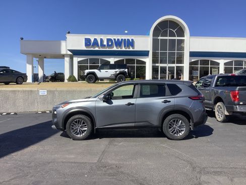 Used 2023 Nissan Rogue S image 4