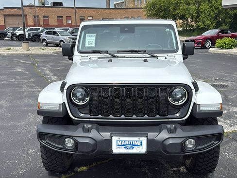 Used 2024 Jeep Gladiator Sport AWD/4WD image 2