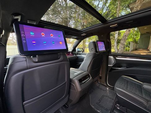 Used 2025 Cadillac Escalade Sport Platinum w/ LPO, ONYX Package AWD/4WD image 17