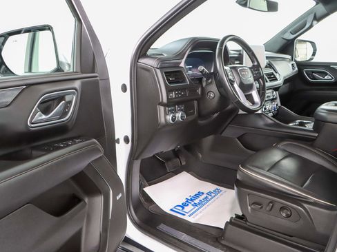 Used 2023 GMC Yukon SLT image 3