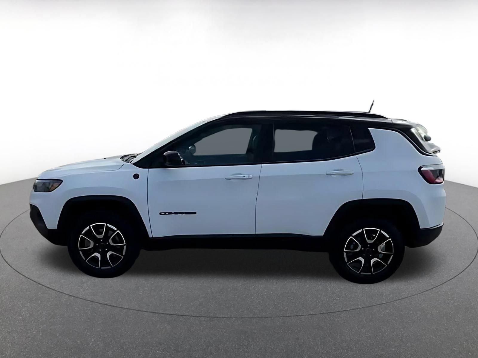 Used 2025 Jeep Compass Trailhawk AWD/4WD image 8