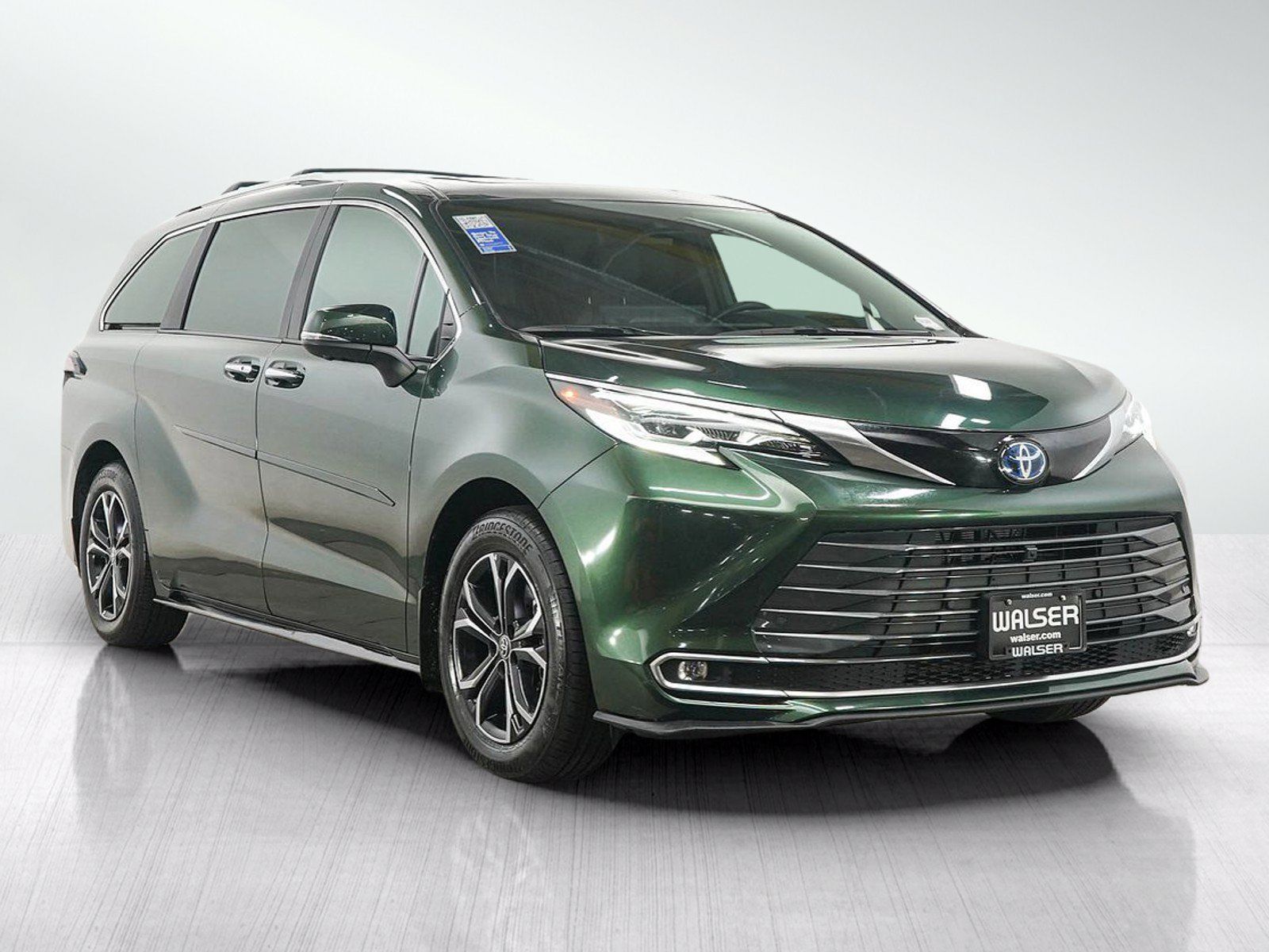 Used 2025 Toyota Sienna Platinum AWD/4WD image 7