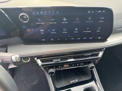 Used 2025 Chevrolet Traverse LT image 19