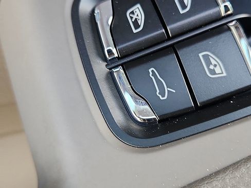 New 2026 Porsche Macan image 21