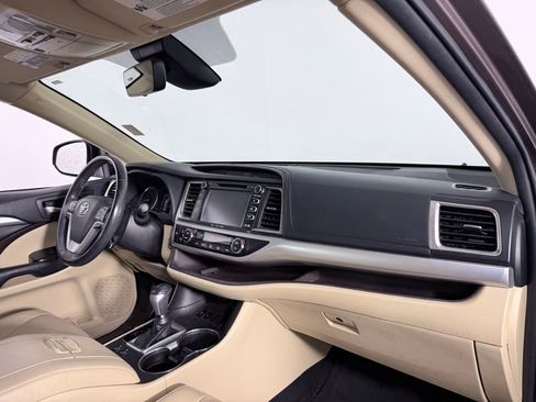 Used 2019 Toyota Highlander XLE image 28
