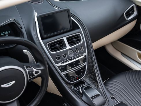Used 2020 Aston Martin DB11 Volante image 32
