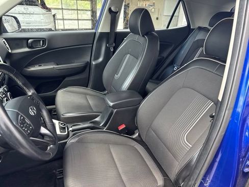 Used 2022 Hyundai Venue Limited FWD image 10