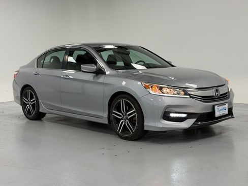 Used 2017 Honda Accord Sport image 4