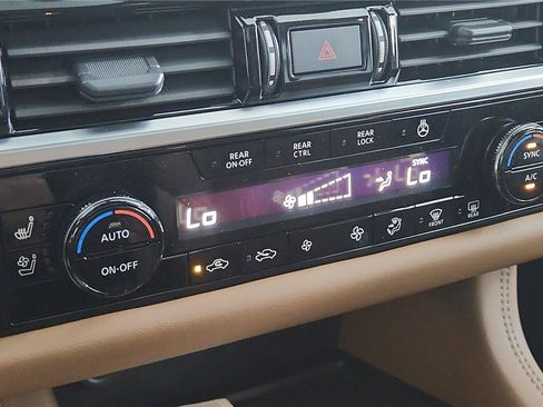 Used 2024 Nissan Pathfinder Platinum w/ Lighting Package (N92) AWD/4WD image 30