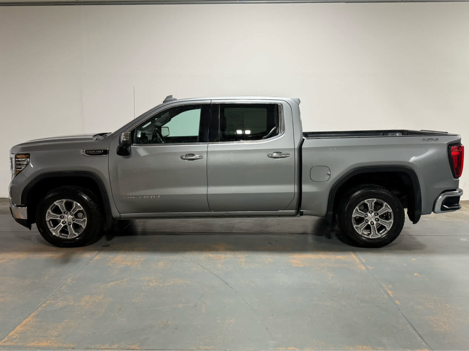 Used 2024 GMC Sierra 1500 SLT AWD/4WD image 2