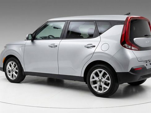 Used 2025 Kia Soul LX w/ LX Technology Package FWD image 9