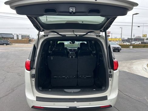 Used 2020 Chrysler Pacifica Limited image 9