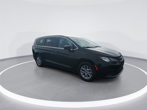 Used 2023 Chrysler Voyager LX image 2