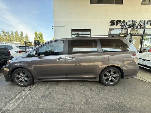 Used 2017 Toyota Sienna SE image 3