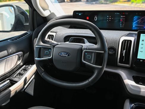 Used 2025 Ford Expedition Active AWD/4WD image 32