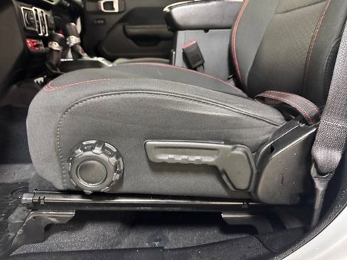 Used 2022 Jeep Gladiator Rubicon w/ Cold Weather Group image 16