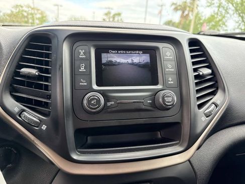 Used 2016 Jeep Cherokee Sport image 24